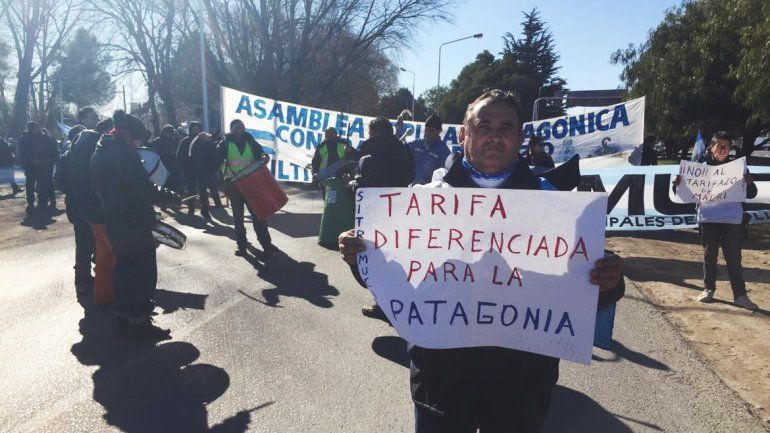 La Multisectorial protestó en los puentes contra el tarifazo