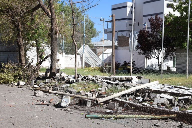 El club San Pablo sufrió el derribo de un paredón de 30 metros de su sede