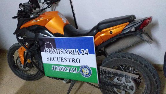 Atraparon a pareja de adolescentes paseando en una moto robada