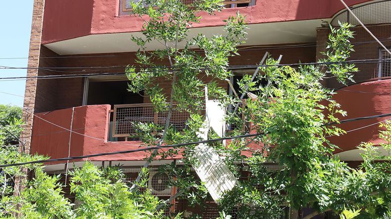 La explosión en la calle Santamaría dejó dos departamentos destrozados. | LMCipolletti.com La explosión en la calle Santamaría dejó dos departamentos destrozados.
