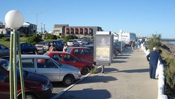 El estacionamiento medido comenzó a regir en Las Grutas. Foto: Gentileza. El estacionamiento medido comenzó a regir en Las Grutas. Foto: Gentileza.
