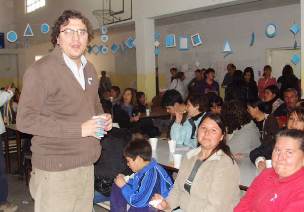 Lucas Pica encabezó un acto en una escuela de El 30