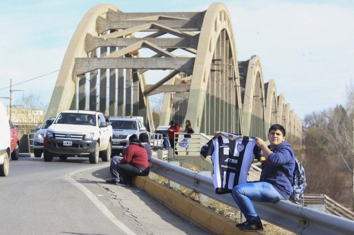 Los hinchas albinegros recibieron con emoción al equipo