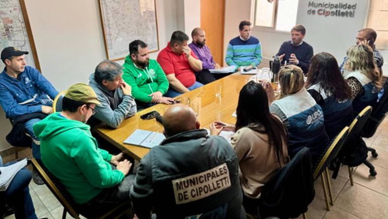 Los gremios estamparon la firma al acuerdo municipal.