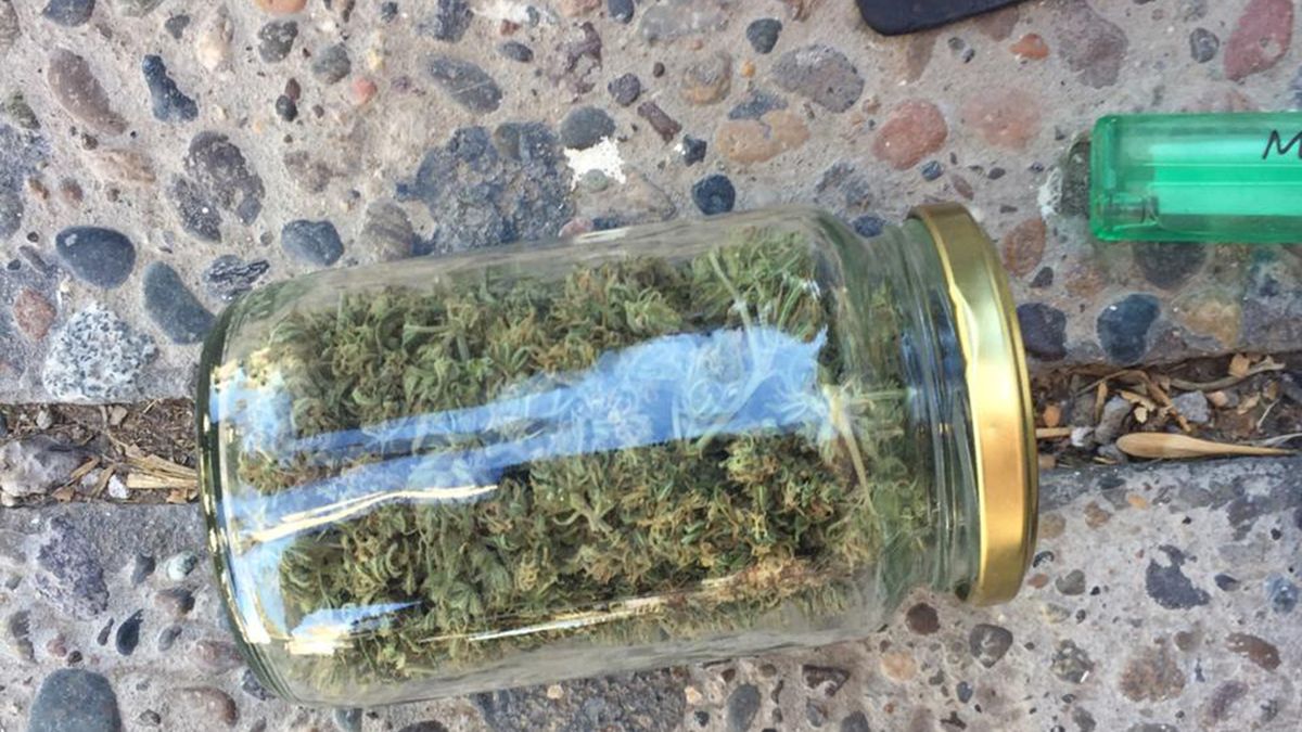 Lo detuvieron por tener un frasco lleno de marihuana