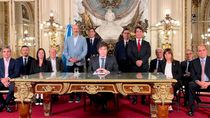 Milei durante su cadena nacional. Detrás, de traje celeste, el nuevo hombre fuerte del Gobierno, Federico Sturzenegger.
