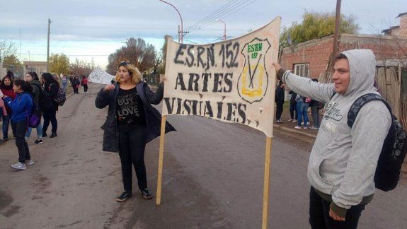 Tomaron el colegio para exigir insumos para talleres de arte