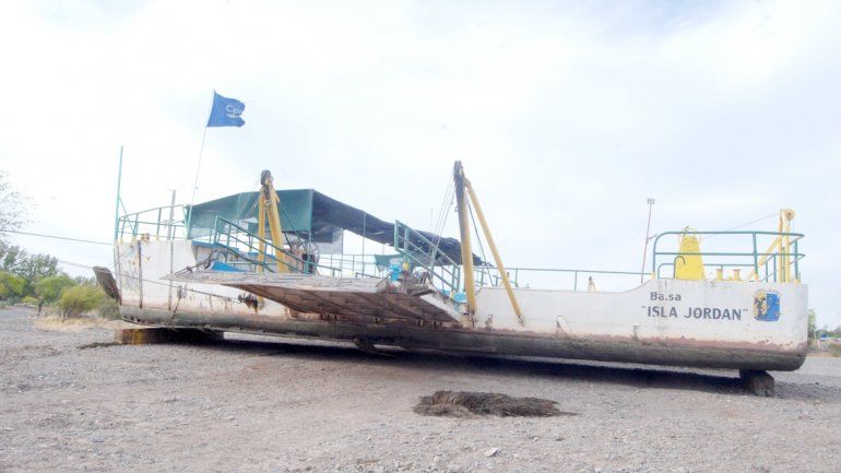 La balsa de Isla Jordán tendría que ser desarmada y llevada a Neuquén para su refacción. Todo muy caro.