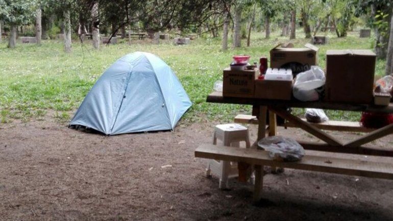 Aseguran que la maestra varada viajó sin tener casa
