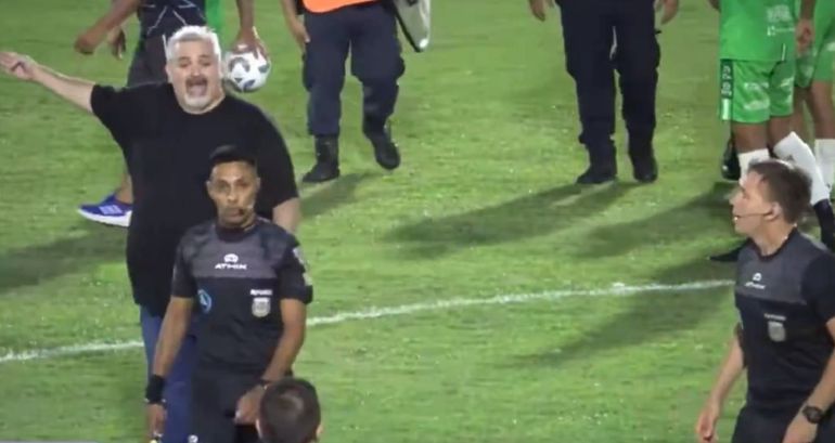 En la Primera C, un presidente se metió a la cancha y evitó que le cobraran un gol en contra