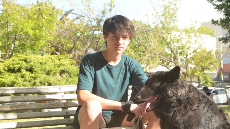 Ramiro se tiene fe para conseguir clientela y pasear sus perros.