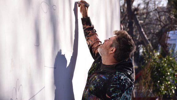 Milo Lockett es un reconocido artista plástico y habitualmente encabeza jornadas artísticas con niños.