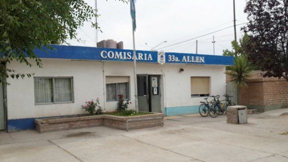 La amenazó con un arma y la tiró del auto en movimiento  en Allen