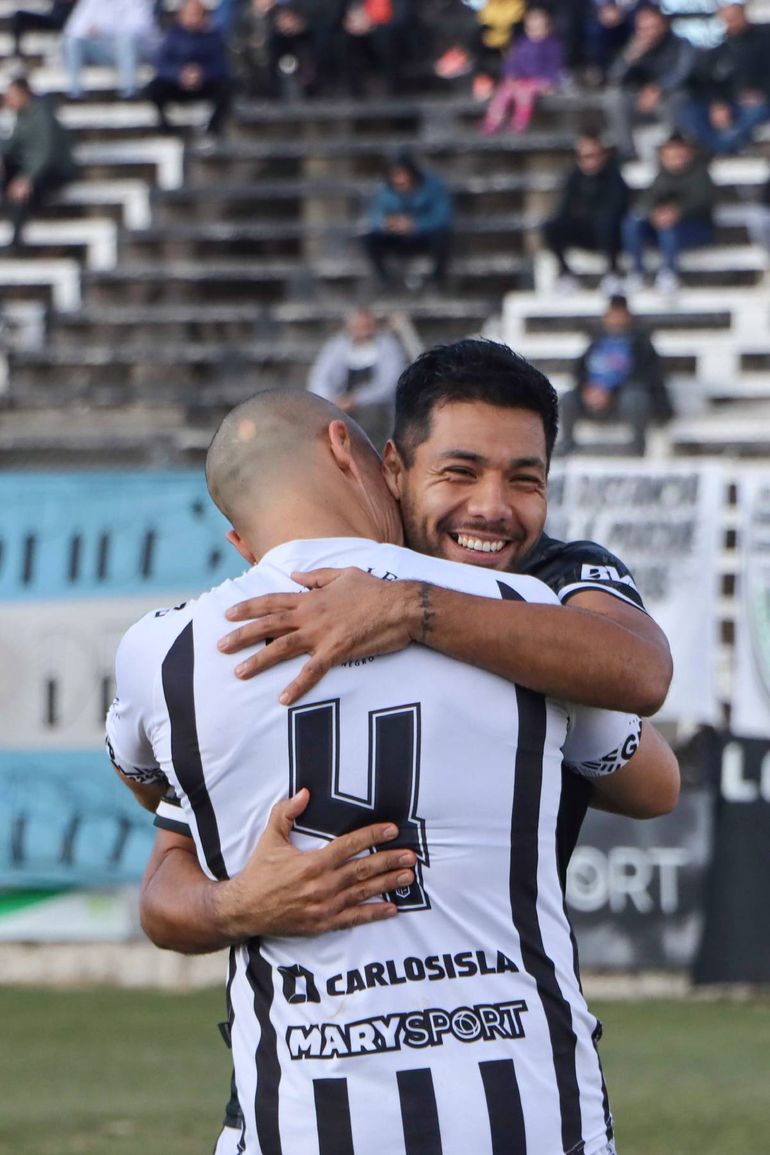 Cipolletti los une. El abrazo entre dos amigos del fútbol. Fotos: Anahí Cárdena