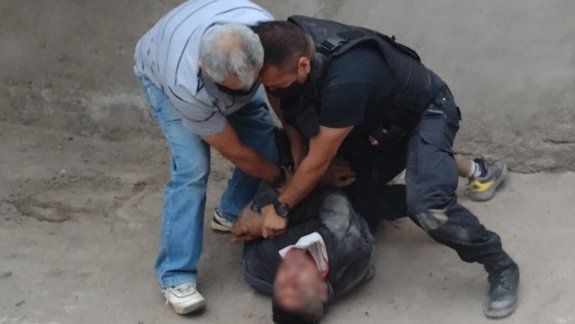 Un hombre que huía de la Policía se metió en su casa