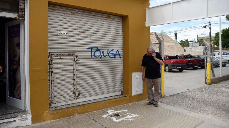 Se encontraron con una brujería en la puerta de su negocio en el barrio Brentana