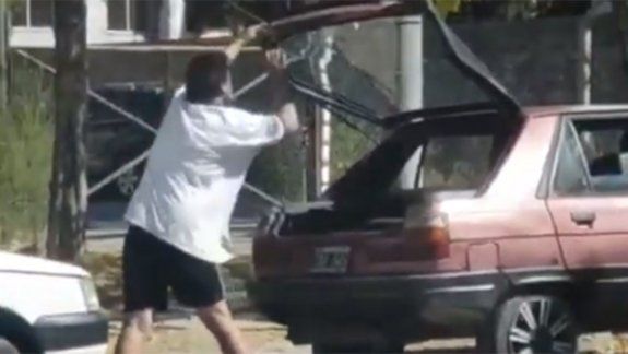 filmo un robo y le aviso a la duena con una notita en el vidrio