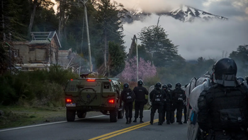 Tensión: mapuches resisten el desalojo de Gendarmería