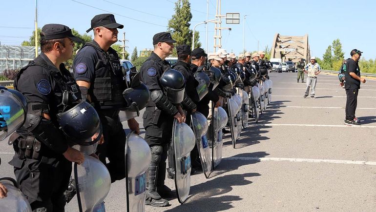 Cerca de 100 efectivos de las fuerzas federales garantizaron la libre circulación de los puentes carreteros y evitaron mayos conflictos con los manifestantes.