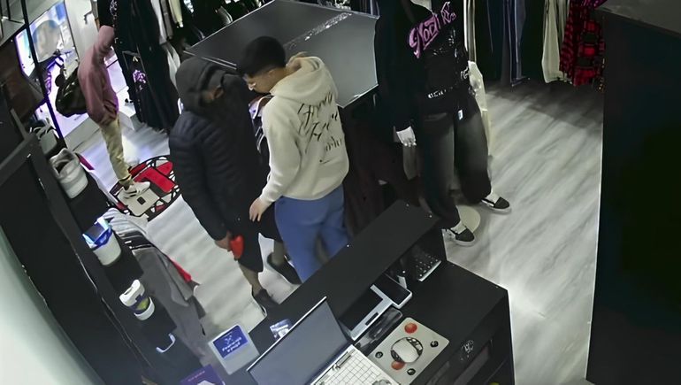 Los delincuentes sorprendieron al empleado del comercio y lo amedrentaron para que le entregara dinero y las llaves de su moto. También se apoderaron de bolsos con ropa. Pero el golpe no tuvo éxito.&nbsp;