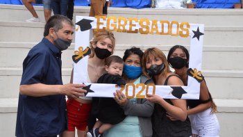 la escuela no quiso acto de egresados y lo hicieron en el parque