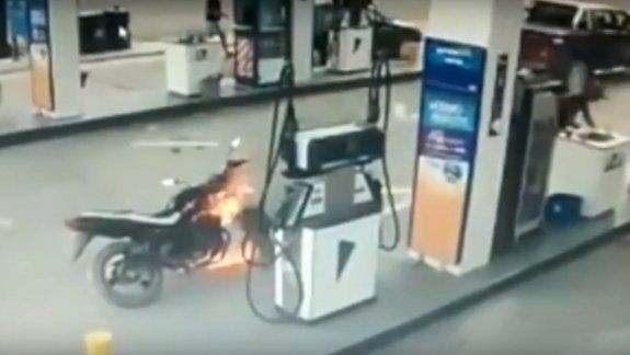Se le prendió fuego la moto cuando cargaba nafta y casi provoca una tragedia en Godoy