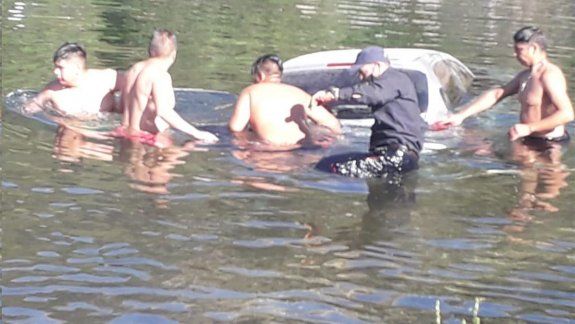Cipoleño dejó el auto sin freno se le fue al río