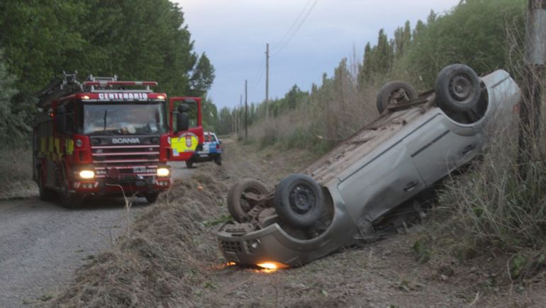 Borracho, salió a pescar con sus perros y volcó