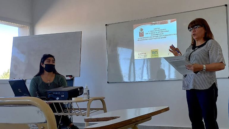 La enfermera Graciela Figueroa capacita a los promotores.