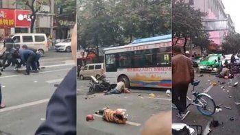 secuestro un colectivo y mato a cinco personas en china