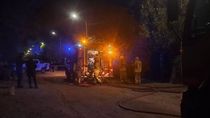 Tres dotaciones de bomberos trabajaron en el incendio del barrio 10 de Febrero.