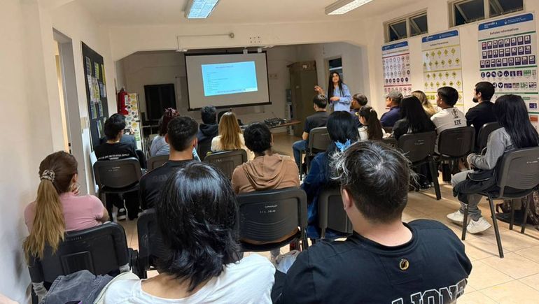 El curso de manipulador de alimentos es necesario para buscar empleo en el rubro gastronómico. El curso de manipulador de alimentos es necesario para buscar empleo en el rubro gastronómico.