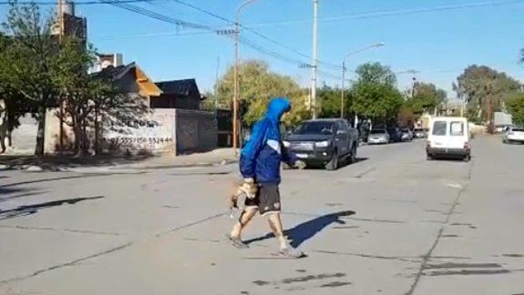Lo escracharon por maltratar a un cachorrito en la calle