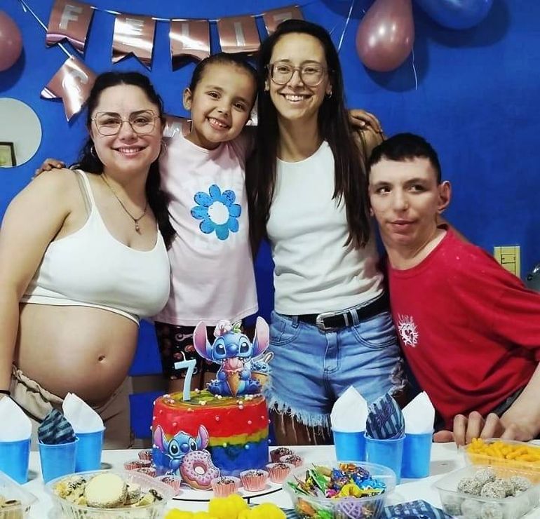 Yamir con sus tres hermanas.