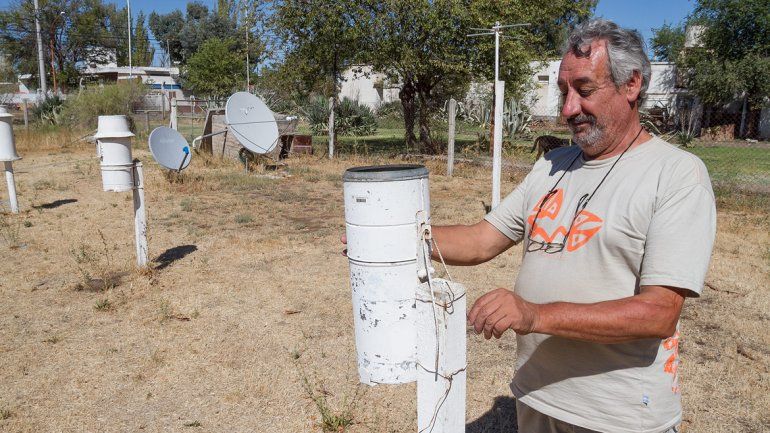 Rodolfo Merlino cuando invitó a los vecinos a observar el eclipse desde la sede de la Estación Meteorológica Cipolletti.
