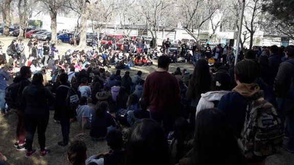 Estudiantes podrían tomar la Facultad en la ciudad de Roca