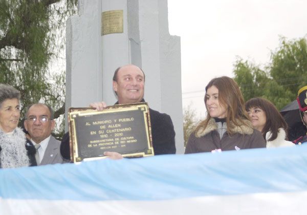 Una multitud en festejos de Allen