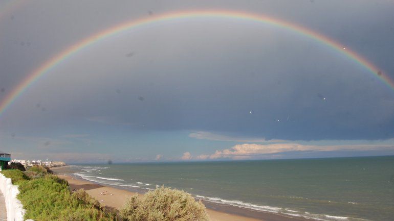 El arcoíris apareció con todo su esplendor en la playa de Las Grutas.
