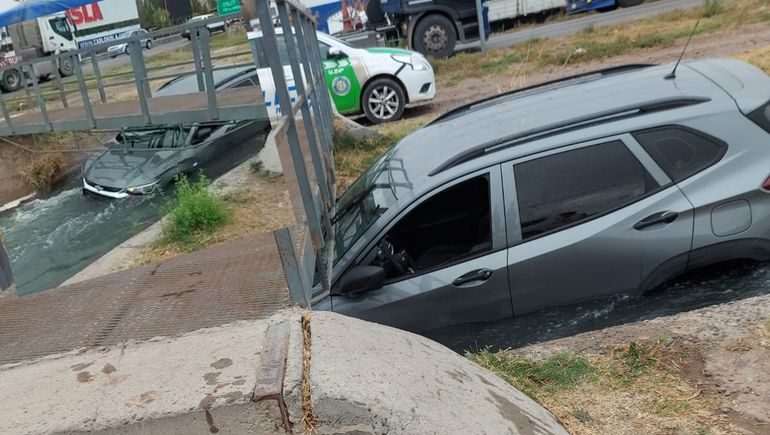 Perdió el control de su auto y terminó adentro de un canal