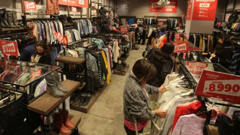 Una canasta promedio de ropa es 40% más cara en Argentina que en los países vecinos.