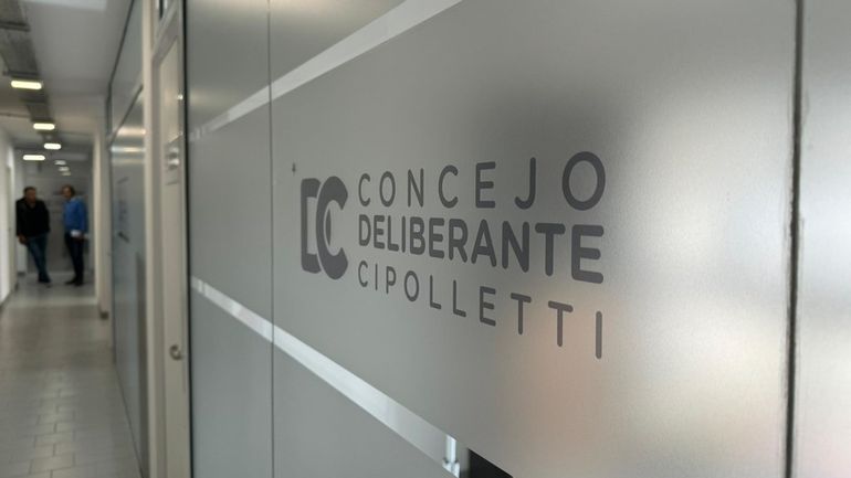 Tras la renuncia, que deberá aceptarse en la primera sesión del periodo 2026, el cuerpo deliberativo convocará al primer suplente dentro de la lista que integraba la concejal Manonelles.