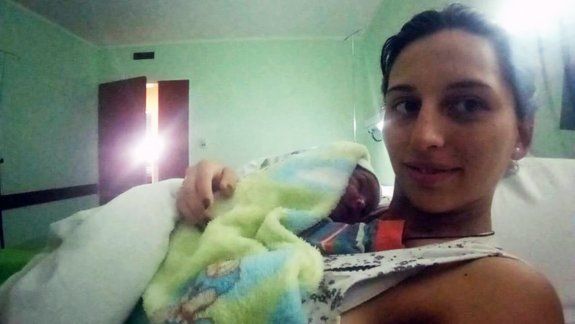 La ambulancia tardó en llegar y tuvo que dar a luz en la vereda