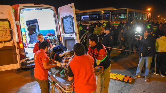 El Tren del Valle chocó a un colectivo y hubo heridos