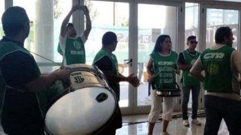 ATE no se mueve de las oficinas del Senasa y advirtió que el lunes no dejará entrar a las autoridades.
