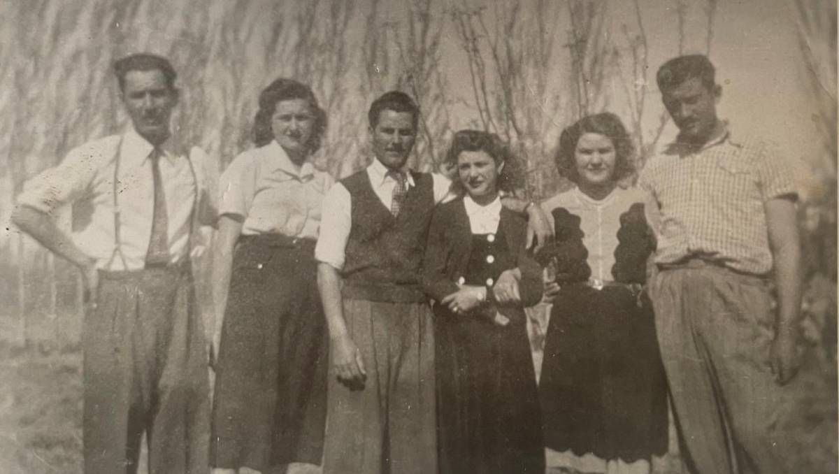 De izquierda a derecha: Francisco Minenna y Noemí Tappatá, Antonio Minenna y Haydee Corvaro, María Minenna y Antonio López. Foto: familia Minenna.
