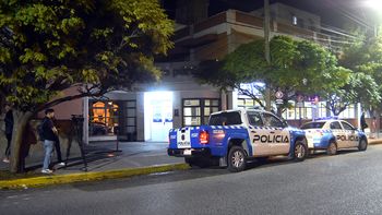 una mujer choco contra un poste y su madre intento pegarle a los medicos