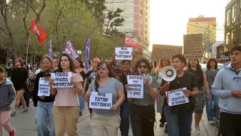 Más de un centenar de personas marcharon por las calles de Cipolletti por el femicidio de La Matanza.