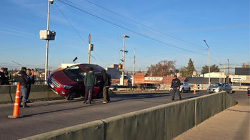 de no creer: asi quedo un auto en uno de los puentes de la ruta 7