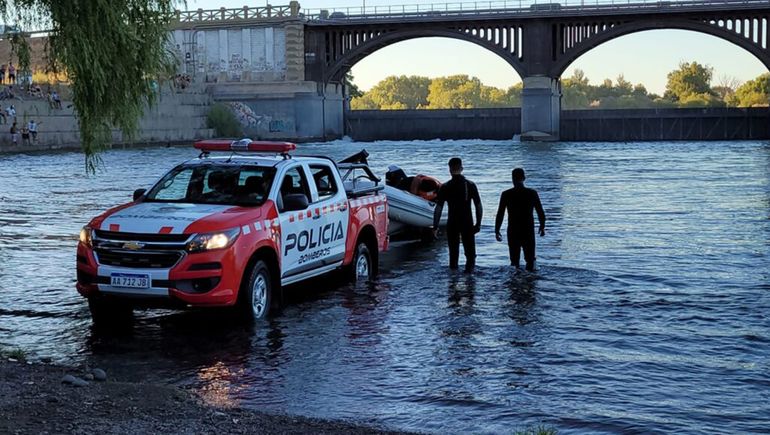 Buscan a dos jóvenes que se ahogaron en el Dique Ballester