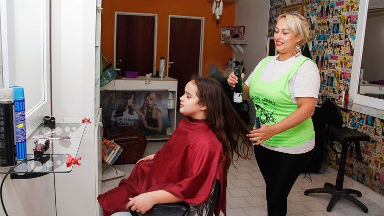 Peluquera solidaria: cortes de pelo gratis para arrancar el cole